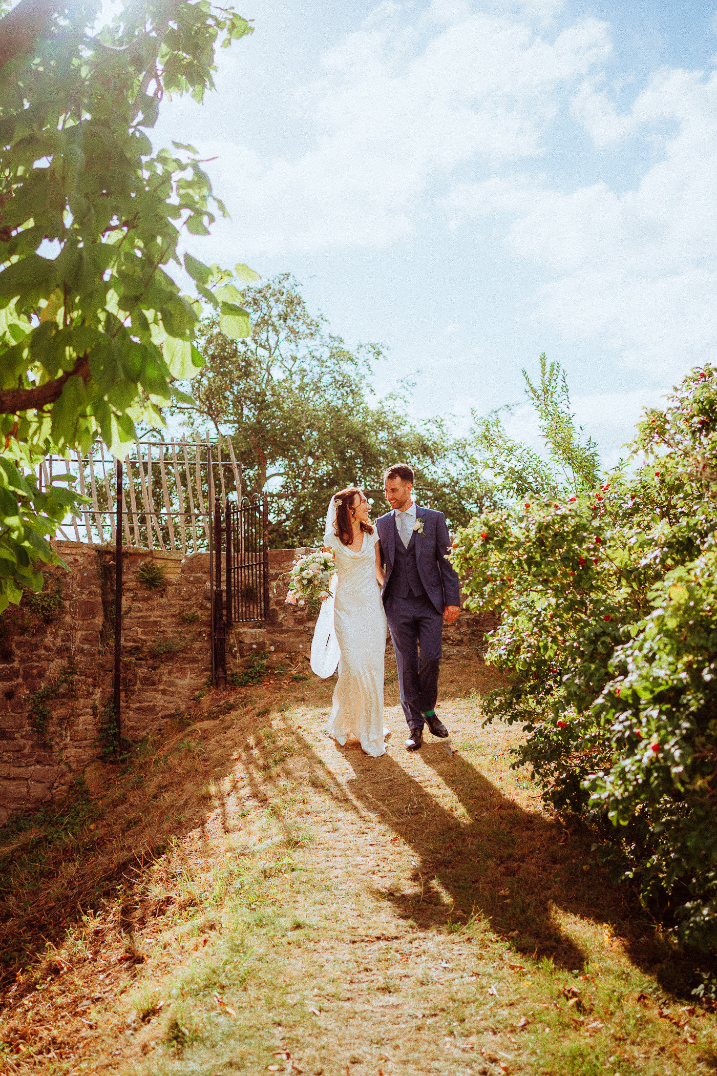 USK CASTLE WEDDING PHOTOGRAPHY FESTIVAL STYLE 076 USK CASTLE WEDDING PHOTOGRAPHY FESTIVAL STYLE 076